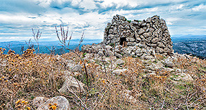 Foto del Nuraghe S'Orcu situato nelle montagne di Dolianova