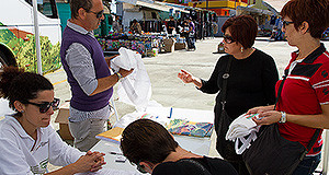 Persone all'info point di RuralBus, l'autobus itinerante per promuovere lo sviluppo rerale su 100 comuni della Sardegna