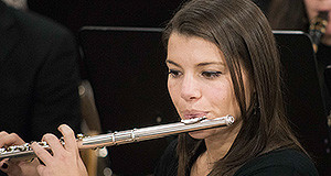 Ragazza che suona il flauto traverso al Tradizionale Concerto di Natale del Circolo Musicale Parteollese - 21 Dicembre 2013 - Dolianova - ParteollaClick