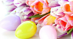 Foto di fiori primaverili e uova Pasquali