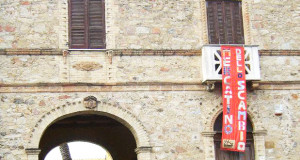 Foto della facciata di Casa Dessy con uno striscione per S'America mercatino dello scambio e del baratto 2014 - Settimo San Pietro - 19 Aprile 2014 - ParteollaClick