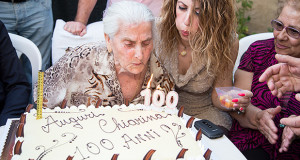 Foto di Signora Chiarina Lai, mentro soffia alle sue 100 candile per il suo centenario - Dolianova - 9 Giugno 2014