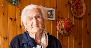 Foto di Signora teresa Pilleri di Dolianova che striiza l'occhio per i suoi 100 anni
