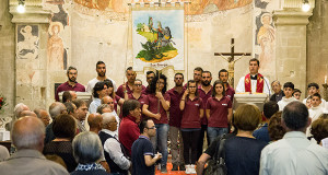 Foto di gruppo del Comitato 2014 della Festa in onore di San Giorgio martire a Dolianova, dentro la Chiesa di San Pantaleo