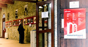 Foto della locandina di Monumenti Aperti 2014 nell'ingreso di Casa Dessy, la suggestiva casa Campidanese a Settimo a San Pietro