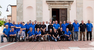 Foto di gruppo dei Suonatori di Campane a Serdiana davanti alla Chiesa di San Salvatore