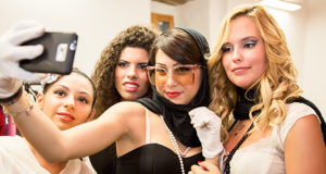 Foto di alcune ragazze che si fanno un selfie a Sfilata di moda Notte D’Incanto - Dolianova - 25 Luglio 2014 - ParteollaClick
