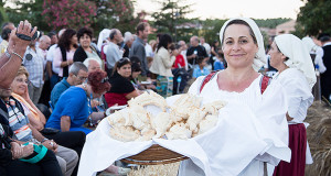 Barralese che espone il pane appena sfornato alla XIXª Sagra del Pane Barrali. Sabato 12 Luglio 2014