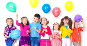 Foto di bambini con palloncini colorati