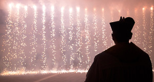 Foto di Don fabrizio Pibiri che gurda le cascate di fuoco in occasione dei festeggiamenti in onore della madonna della Defisa 2014 - Donori