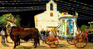 Foto del Cocchio con San Pietro che sostano davanti alla Chiesetta Campestre di San Pietro a Settimo San Pietro, in occasione dei sui Festeggiamenti - 5 e 7 Settembre 2014 - ParteollaClick