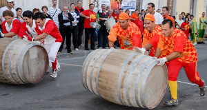 Foto di due squadre impegnate nella Gara delle Botti a Soleminis, qualche anno fa -Gara delle Botti 2014 - Soleminis - 12 Ottobre 2014 - ParteollaClick