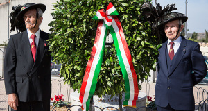 Bersaglieri che posano con la Corona di Alloro davanti al Monumento ai Caduti di Donori, in occasione della Celebrazione della Commemorazione ai Caduti - Donori - 4 Novembre 2014 - ParteollaClick