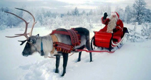 Foto di Babbo Natale sulla slitta che saluta