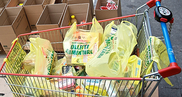 Foto di un carrello con spesa alimentare per la Giornata della Donazione Natale 2014 presso il SuperPan - Dolianova - 20 Dicembre 2014 - ParteollaClick
