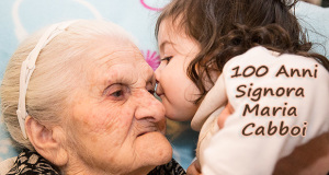 Foto di Signora maria Cabboi che bacia la nipotina in occasione del suo centesimo Compleanno - Dolianova - 26 Dicembre 2014