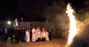 Foto alla Festa di Sant'Antonio Abate 2015 - Soleminis - 17 Gennaio 2015 - ParteollaClick - Il Cortea con la statua di Sant'Antonio posa davanti al falò appena acceso