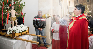 Foto di Don fabrizio Pibiri che "Incensa" San Sebastiano a Donori in occasione della Festa di San Sebastiano Martire 2015 - Donori - 18 Gennaio 2015 - ParteollaClick