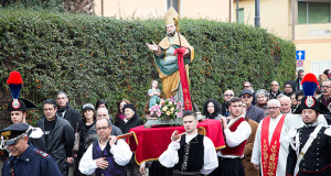 Foto alla Festa di Santu Braixeddu 2015 - Dolianova - 3 Febbraio 2015 - ParteollaClick - San Biagio portato a spalla dal Gruppo Filk IS Axriolas di Dolianova rientra in Chiesa dopo la processione