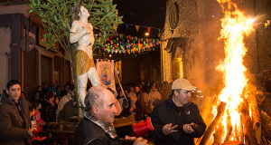 Foto si Su Fogadoni di San Sebastiano 2015 - Dolianova 19 Gennaio 2015 - ParteollaClick - Processione attorno al falò di San Sebastiano, della Statua il Parrcoco e il comitato organizzatore