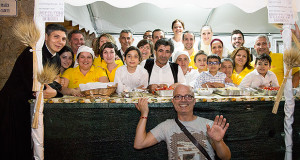 Foto del Gruppo Folk Parrocchiale San Giorgio donori in compagnia di Don Fabrizio Pibiri nel "Bar San Giorgio" per la Dodicesima edizione Maistus et Maistas - Donori - 20 Giugno 2015 - ParteollaClick