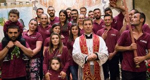 Foto di gruppo del Comitato di San Giorgio 2015 a Dolianova insieme a Don Mario Pili nella Cattedrale di San Pantaleo