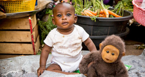 Foto di una Bambina Africana con un pupazzo. Ouagadougou, la Sardegna abbraccia l'Africa - Burkina Faso - Settembre 2015 - ParteollaClick - 620X330