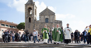 Foto del Vescovo Arrigo Miglio che Benedice i trattori presenti in Piazza San pantaleo in occasione della 65ª Giornata Nazionale del Ringraziamento - Dolianova - 15 Novembre 2015 - ParteollaClick