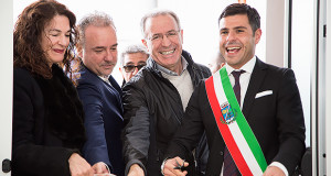 Foto del taglio del nastro con il Sindaco di Dolianova sorridente per l'imaugurazione della D'Art, il nuovo centro sociale e culturale del Parteolla