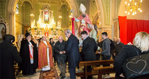 Foto del Simulacro di San Biagio che parte in Processione dall'interno della Chiesa omonima a Dolianova - San Biagio 2016 - Dolianova - 3 Febbraio 2016 - ParteollaClick