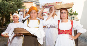 Foto delle degustazione del pane in Piazza del popopolo a Barrali in occasione della 20 ª Sagra del Pane - 11 Luglio 2015 - Barrali - ParteollaClick