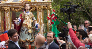 Foto di Sant'Efisio che viene portato a spalla per il cambio di decoro presso la Chiesetta Sant'Efisio della Casa Ballero - 360ª Festa di Sant'Efisio - Sardegna, Cagliari - Maggio 2016 - ParteolalClick