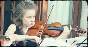 Foto di una ragazza che suona un violino alla 2ª edizione di Cortes in Classics - Dolianova - 17 Giugno 2017 - ParteollaClick